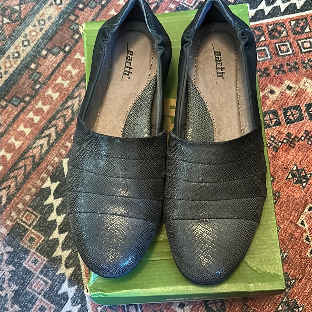 Earth Women's Marsala Textured Dark Grey Flats Printed Suede NIB